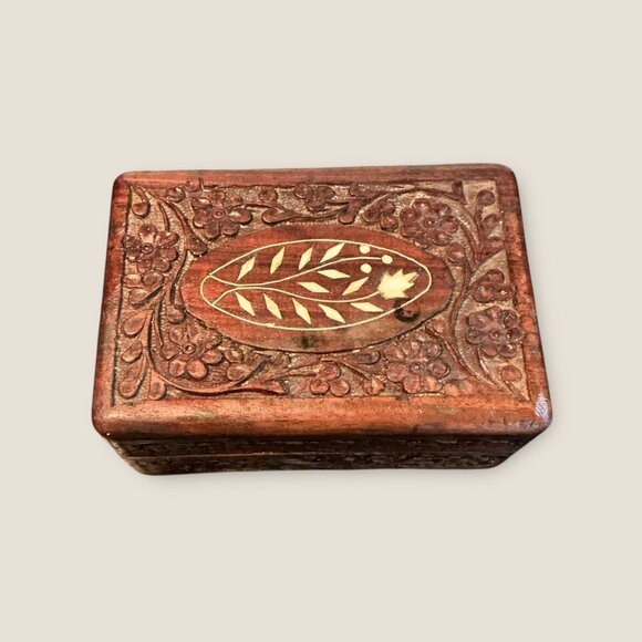 Hand-Carved Wooden Trinket Box With Floral Inlay - 5.5"x4"x2.25" - Jewelry Stora - Picture 2 of 8